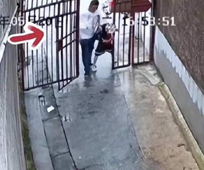 Bé gái tiểu học bất ngờ bị một người đàn ông lạ kéo lê trên đường, đoạn camera ghi lại cảnh tượng khiến ai cũng hoảng - 1