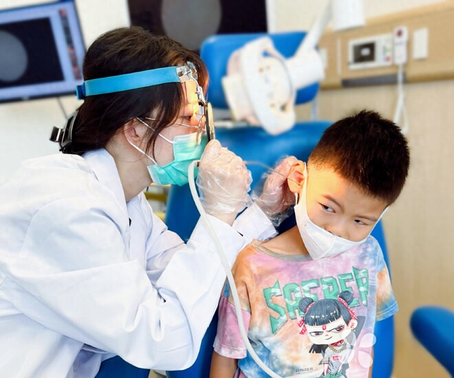 Bé trai 10 tuổi bị mất thính lực sau khi đi bơi về, đến bệnh viện bác sĩ đưa ra cảnh báo khẩn cấp - 1