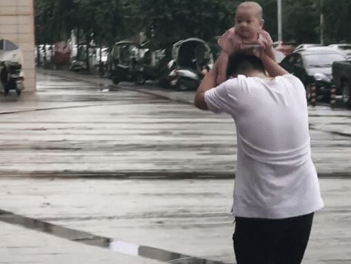 Bức ảnh chụp hành động bế con gái nhỏ đưa lên đầu gây xôn xao, ông bố bị dân mạng chỉ trích dữ dội - 2