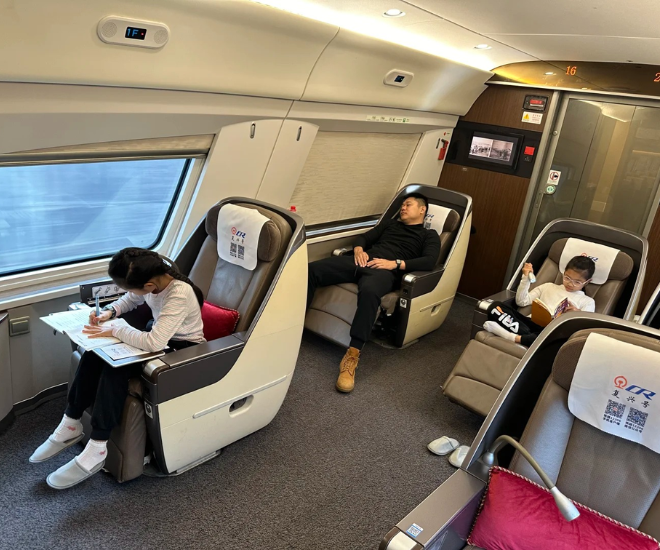 Bức ảnh chụp 2 đứa trẻ ngồi hạng thương gia gây sốt cõi mạng, nhiều người xem mà ngẫm tương lai amp;#34;con nhà giàuamp;#34; - 1
