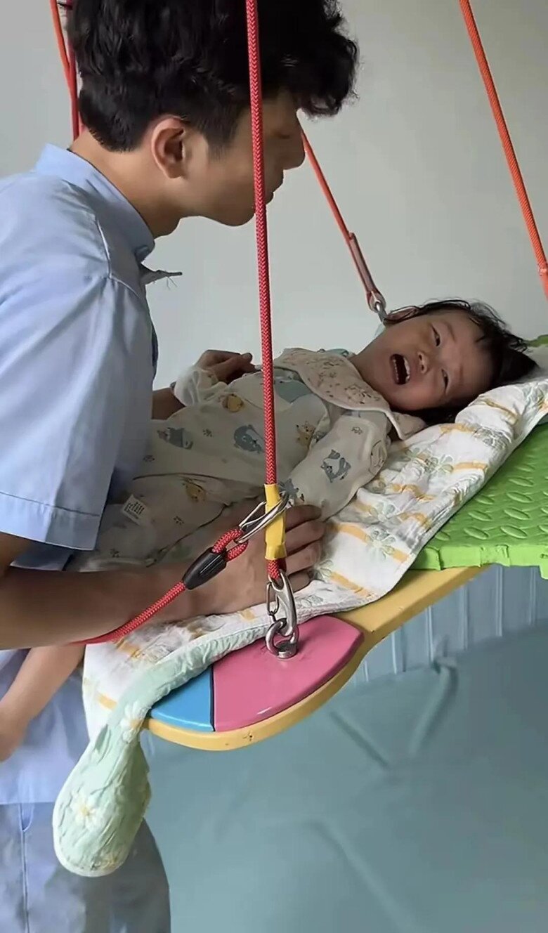 Bức hình chụp nữ tài xế shipper đi giao hàng đêm mưa “gây sốt” cõi mạng, nhìn phía sau lưng nhiều người xót xa - 3