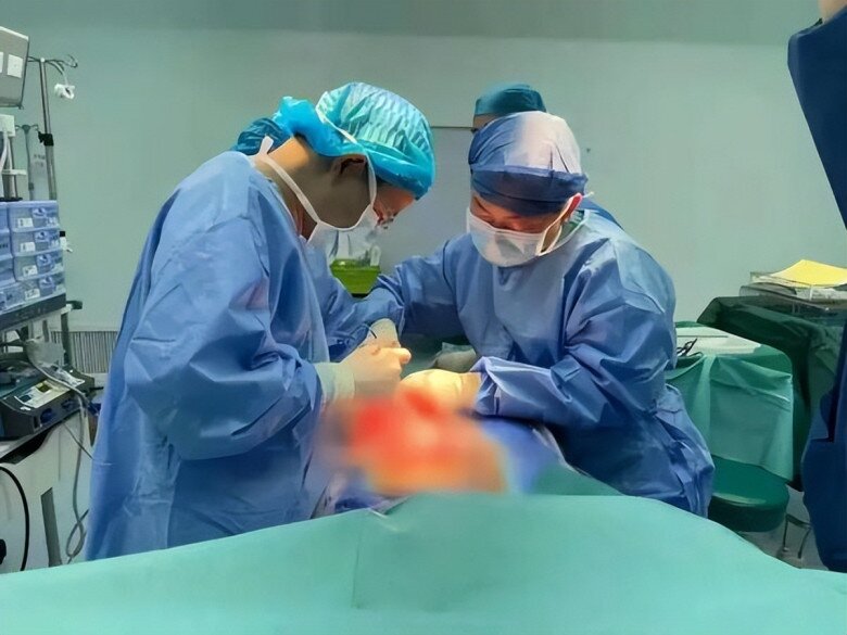 Bà mẹ đau khổ khi con gái 12 tuổi bụng đã phình to, bác sĩ hoang mang khi siêu âm cho đứa trẻ - 2