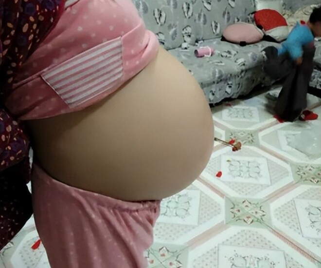 Bà mẹ đau khổ khi con gái 12 tuổi bụng đã phình to, bác sĩ hoang mang khi siêu âm cho đứa trẻ - 1