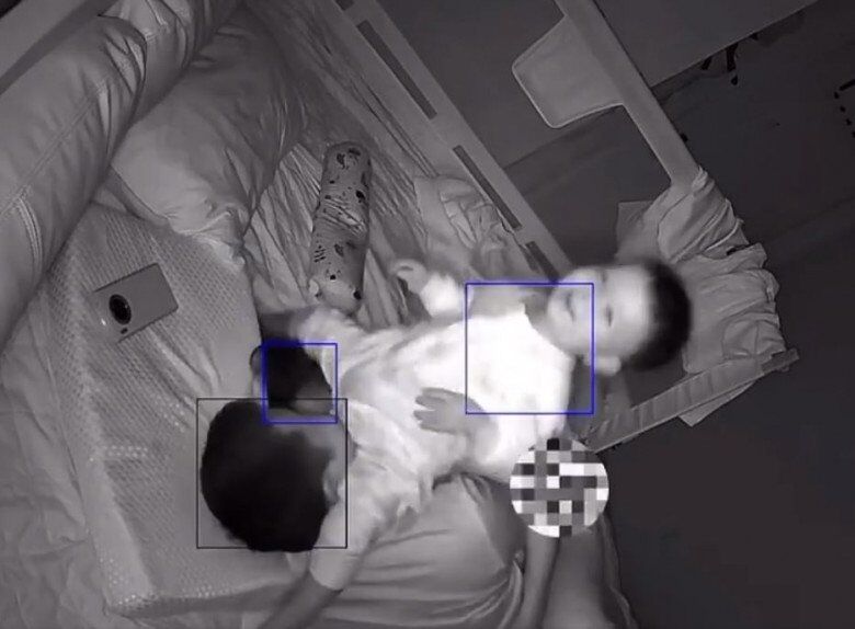 Camera ghi lại cảnh cặp vợ chồng thể hiện tình cảm lúc nửa đêm, phản ứng của con trai khi tỉnh giấc ai cũng cười xỉu - 3