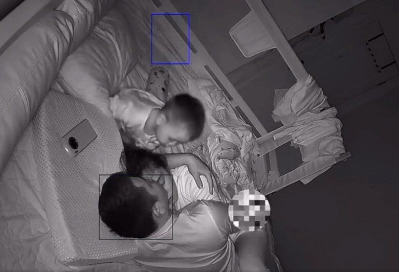 Camera ghi lại cảnh cặp vợ chồng thể hiện tình cảm lúc nửa đêm, phản ứng của con trai khi tỉnh giấc ai cũng cười xỉu - 2