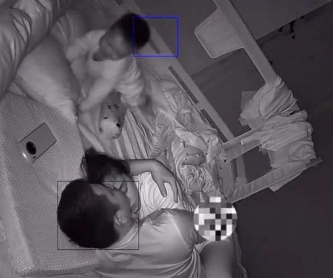 Camera ghi lại cảnh cặp vợ chồng thể hiện tình cảm lúc nửa đêm, phản ứng của con trai khi tỉnh giấc ai cũng cười xỉu - 1