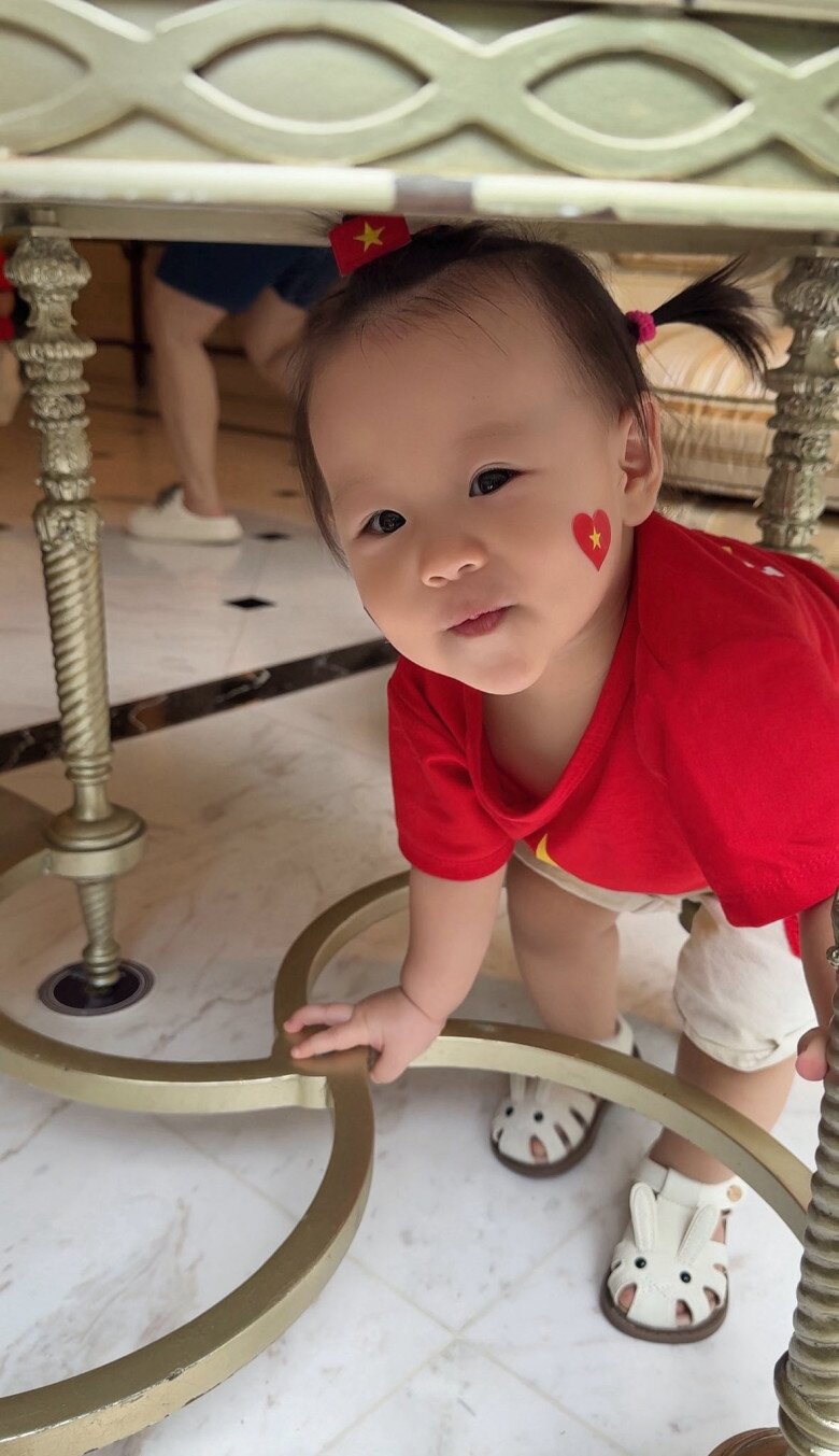 Cặp sinh đôi nhà Phương Oanh Shark Bình xuống đường đón Lễ 2/9, diện mạo được nhận xét 1 bé giống bố, 1 bé hệt mẹ - 2