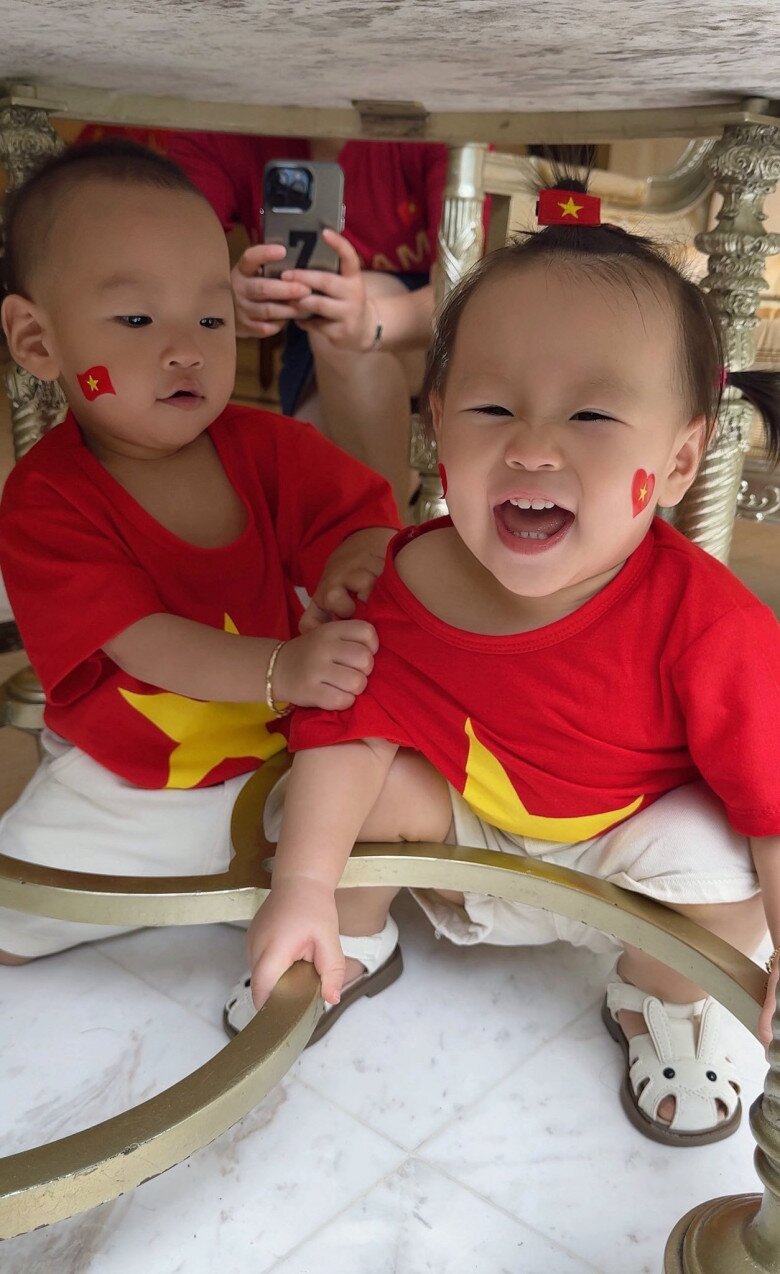 Cặp sinh đôi được mẹ Phương Oanh lên đồ cực đáng yêu đón đại Lễ 2/9.