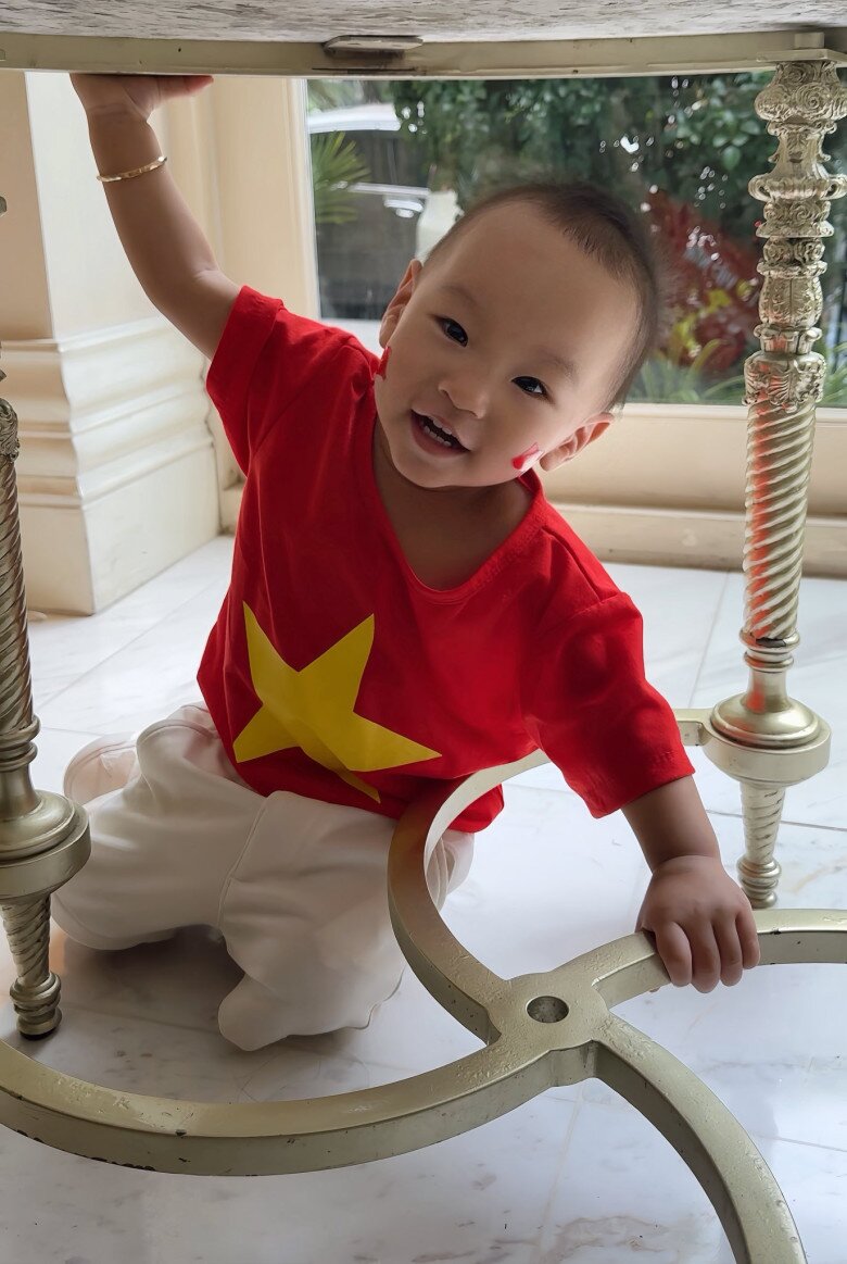 Cặp sinh đôi nhà Phương Oanh Shark Bình xuống đường đón Lễ 2/9, diện mạo được nhận xét 1 bé giống bố, 1 bé hệt mẹ - 1