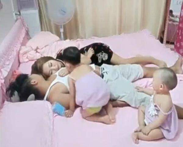 Cặp vợ chồng ôm nhau ngủ trước mặt con, phản ứng sau đó của hai chị em sơ sinh không ai ngờ đến - 2