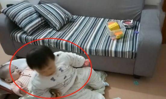 Chỉ 1 phút lơ là, người mẹ bật khóc khi chứng kiến cảnh con gái lớn bạo hành em sơ sinh - 2
