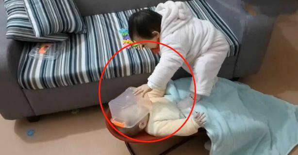 Chỉ 1 phút lơ là, người mẹ bật khóc khi chứng kiến cảnh con gái lớn bạo hành em sơ sinh - 3