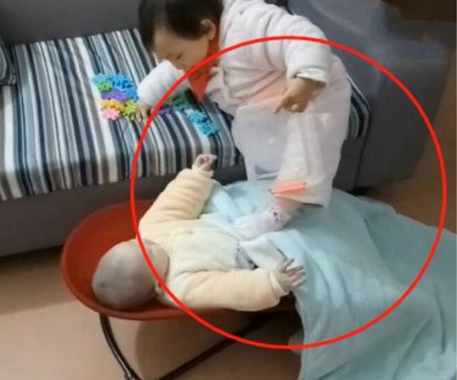 Chỉ 1 phút lơ là, người mẹ bật khóc khi chứng kiến cảnh con gái lớn bạo hành em sơ sinh - 1