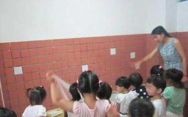 Cô giáo mầm non đăng ảnh trẻ vào nhóm lớp, phụ huynh tức giận kéo đến trường khi nhìn cảnh tượng ở nhà vệ sinh - 2