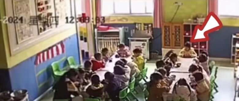 Con gái 3 tuổi bị bỏ đói, mẹ đến trường mẫu giáo kiện, phản ứng của cô giáo gây phẫn nộ - 3