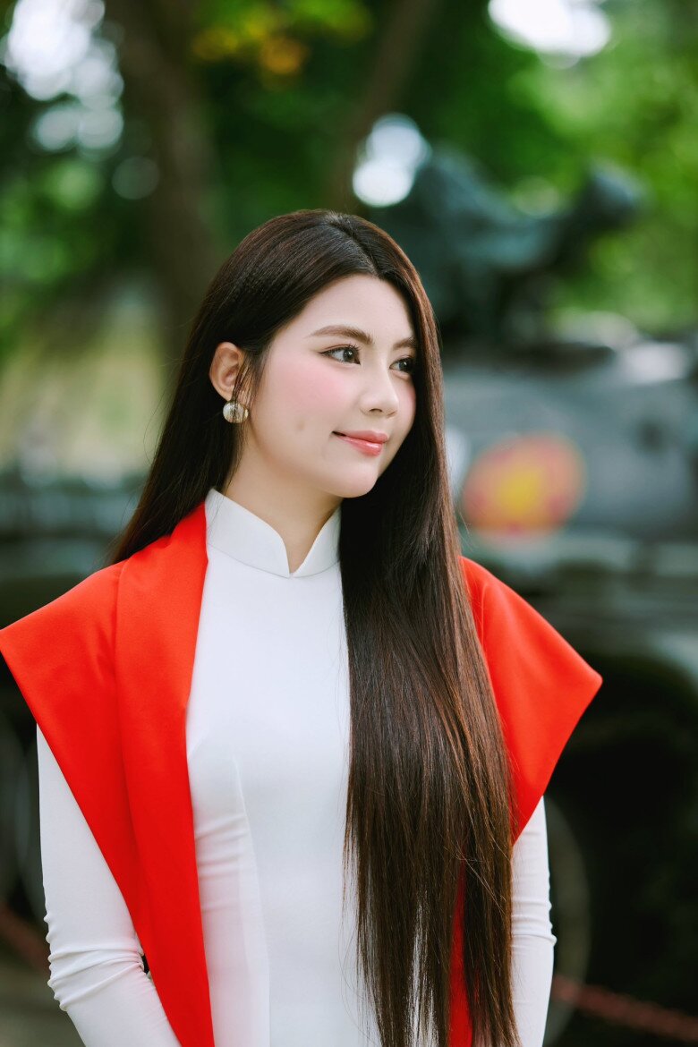Con gái Quyền Linh mặc áo dài đón Lễ 2/9, dáng đẹp chuẩn Hoa hậu tương lai, mẹ cũng vào khen - 1