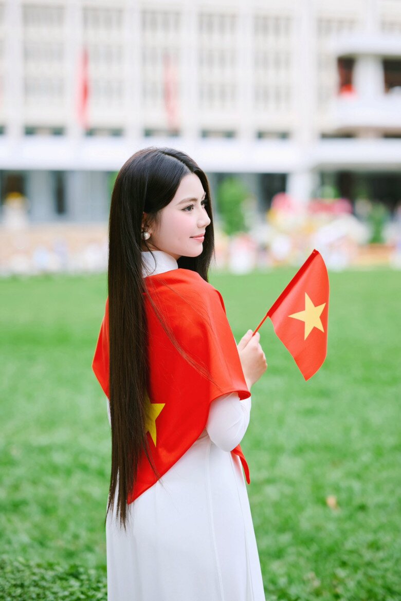 Con gái Quyền Linh mặc áo dài đón Lễ 2/9, dáng đẹp chuẩn Hoa hậu tương lai, mẹ cũng vào khen - 3