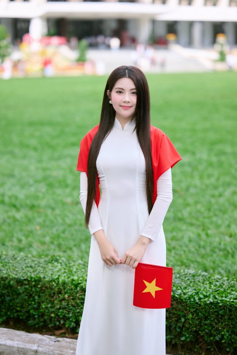 Con gái Quyền Linh mặc áo dài đón Lễ 2/9, dáng đẹp chuẩn Hoa hậu tương lai, mẹ cũng vào khen - 2