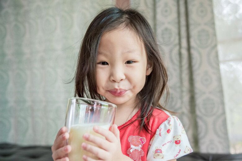 Con mải chơi, sinh hoạt thất thường? 5 cách giữ sức khỏe, tăng đề kháng cho trẻ hiếu động mùa hè - 3