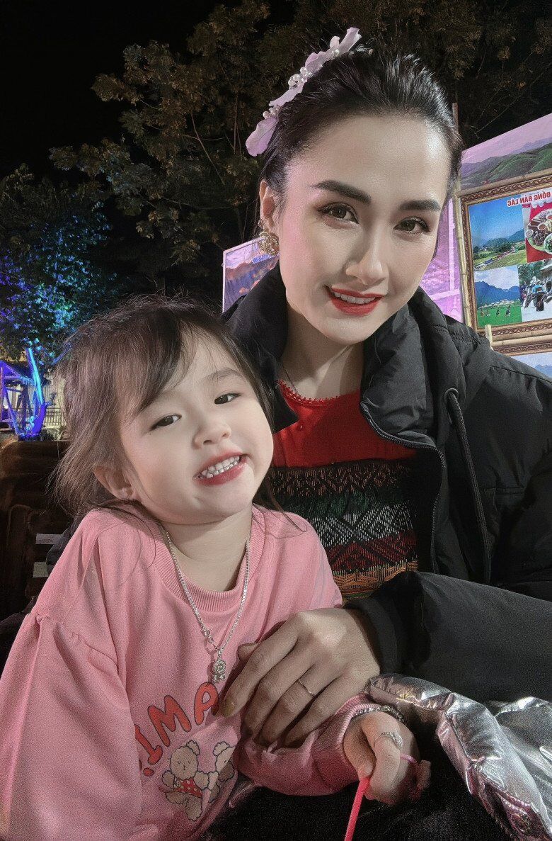 Con gái hưởng gen đẹp của bố mẹ.