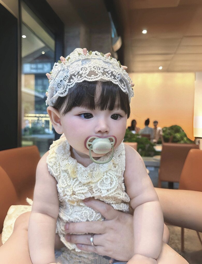 Cựu MC VTV sinh con gái đẹp như “búp bê sống”, nhiều người khẳng định: Mẹ chuẩn đẹp tự nhiên, gen lại quá mạnh - 8