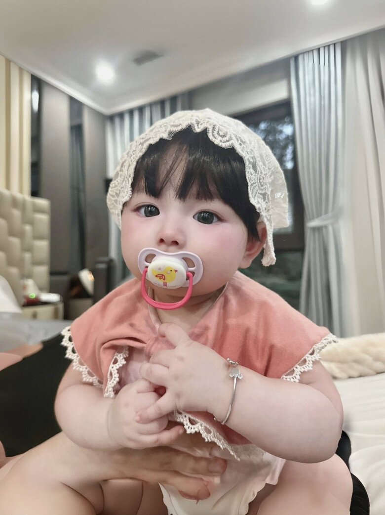 Cựu MC VTV sinh con gái đẹp như “búp bê sống”, nhiều người khẳng định: Mẹ chuẩn đẹp tự nhiên, gen lại quá mạnh - 7