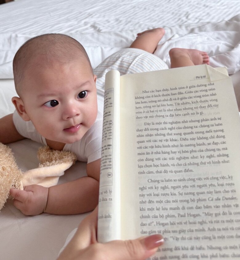 Đặng Văn Lâm và vợ hotgirl tuyển bảo mẫu chăm con trai, lương 13 triệu/tháng, chỉ yêu cầu 3 điều - 4