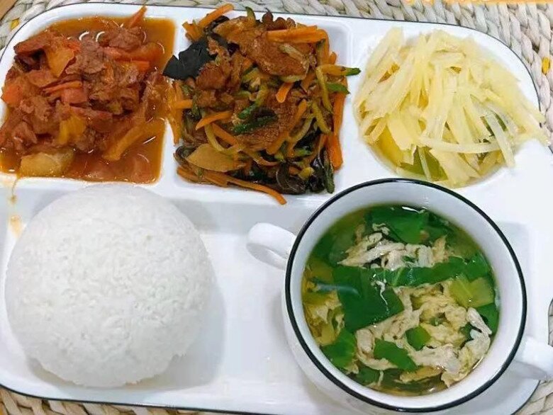 Đóng 36 nghìn đồng bữa trưa cho con ở trường mẫu giáo, phụ huynh “choáng” khi nhìn thấy đồ ăn cô giáo gửi - 3