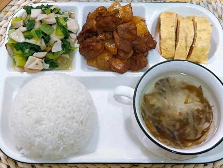 Đóng 36 nghìn đồng bữa trưa cho con ở trường mẫu giáo, phụ huynh “choáng” khi nhìn thấy đồ ăn cô giáo gửi - 1