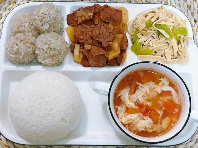 Đóng 36 nghìn đồng bữa trưa cho con ở trường mẫu giáo, phụ huynh “choáng” khi nhìn thấy đồ ăn cô giáo gửi - 14