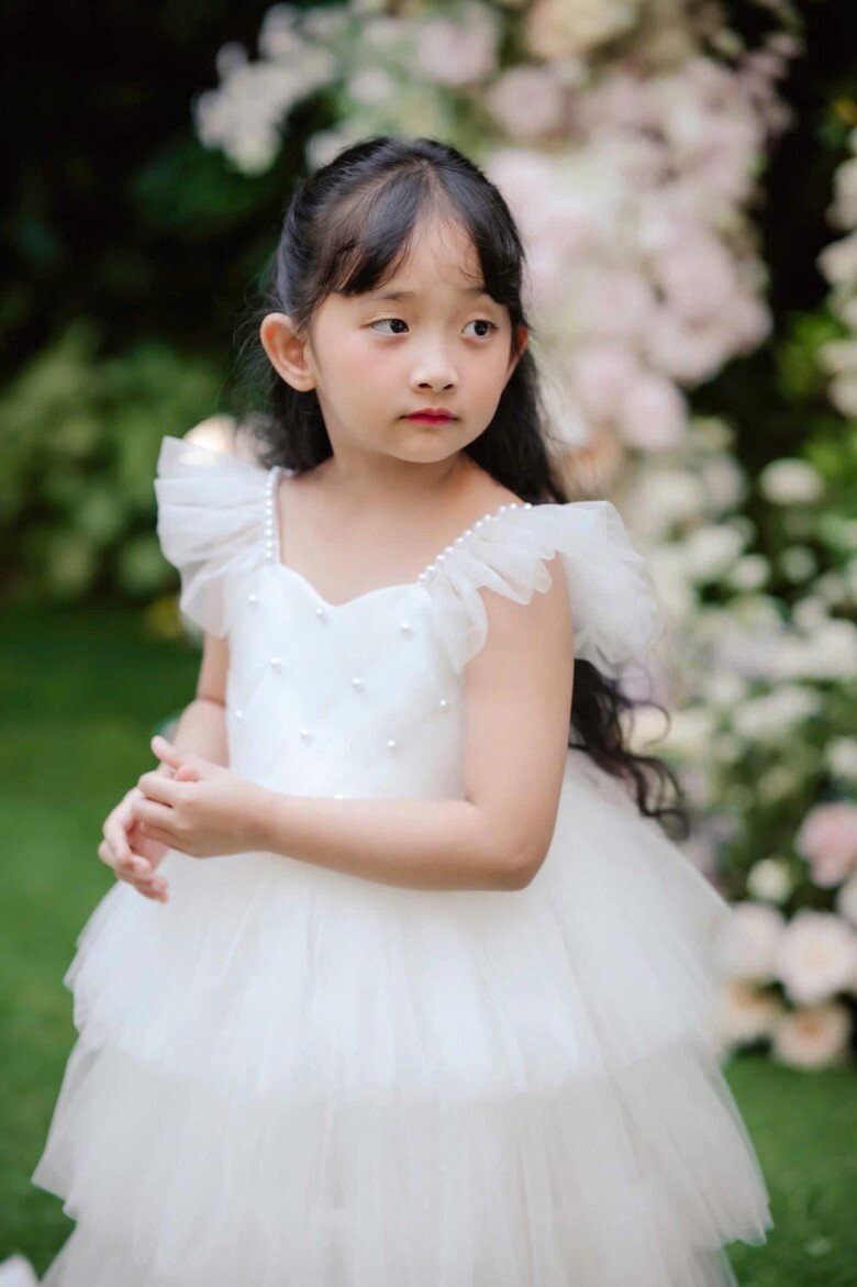 Con gái thứ 2 của cặp đôi - bé Anna xinh xắn, có gen nghệ thuật giống bố mẹ.