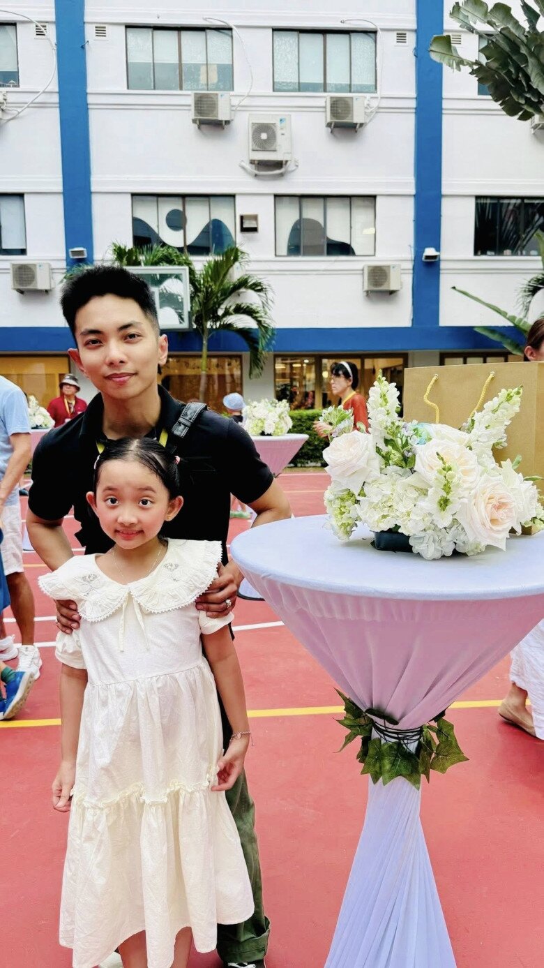 Khánh Thi - Phan Hiển hộ tống con gái nhập học trường mới.