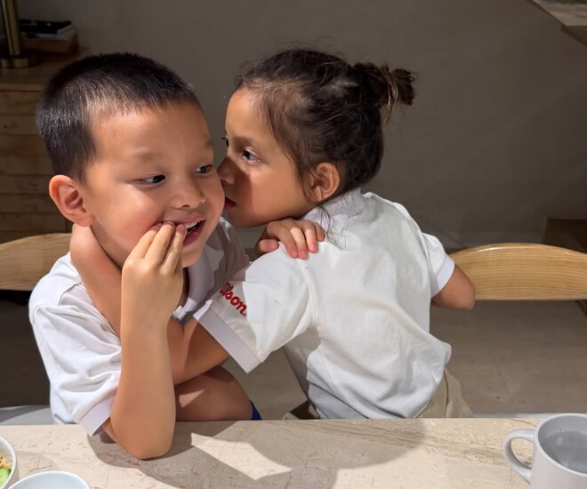 Cặp sinh đôi nhà Hà Hồ trộm vía ngày càng nổi bật về ngoại hình, hoạt bát, nhanh nhẹn.