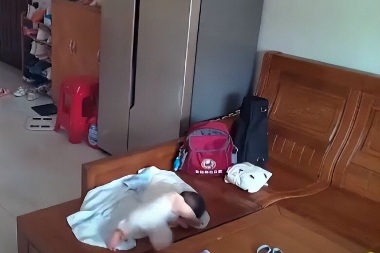 Tăng ca mẹ gửi con 3 tháng tuổi cho bà chăm, lúc kiểm tra camera thấy cảnh tượng hãi hùng ở phòng khách - 2