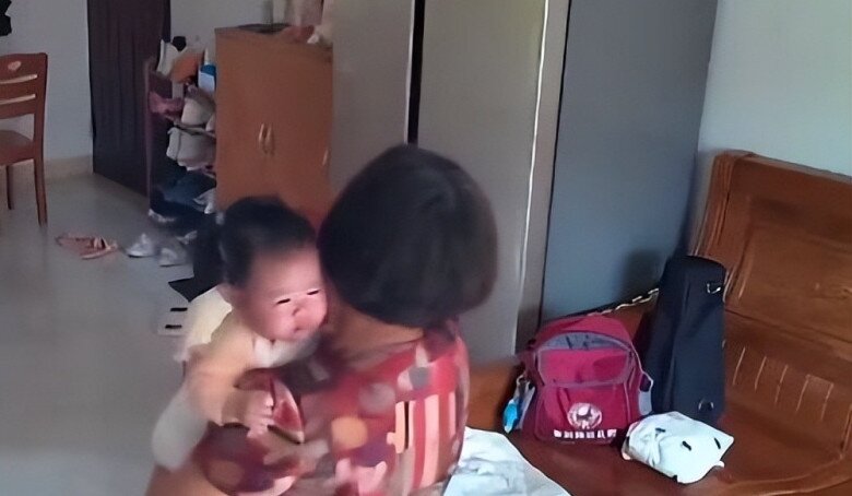 Tăng ca mẹ gửi con 3 tháng tuổi cho bà chăm, lúc kiểm tra camera thấy cảnh tượng hãi hùng ở phòng khách - 3