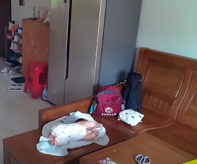 Tăng ca mẹ gửi con 3 tháng tuổi cho bà chăm, lúc kiểm tra camera thấy cảnh tượng hãi hùng ở phòng khách - 1