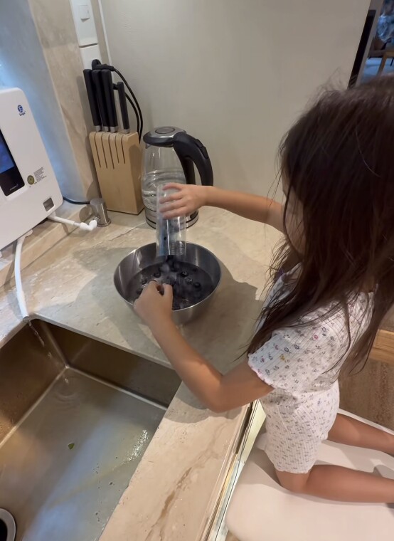 Lisa con gái Hồ Ngọc Hà vào bếp làm đồ ăn sáng cho Leon, nhìn bữa ăn hiểu ngay vì sao cặp sinh đôi chân dài ngoằng - 2