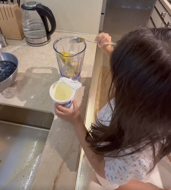 Lisa con gái Hồ Ngọc Hà vào bếp làm đồ ăn sáng cho Leon, nhìn bữa ăn hiểu ngay vì sao cặp sinh đôi chân dài ngoằng - 3