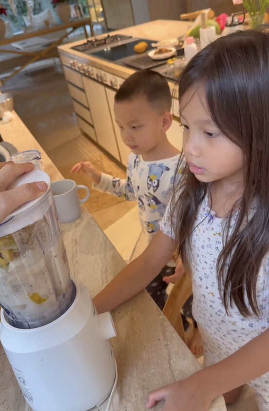 Lisa con gái Hồ Ngọc Hà vào bếp làm đồ ăn sáng cho Leon, nhìn bữa ăn hiểu ngay vì sao cặp sinh đôi chân dài ngoằng - 4