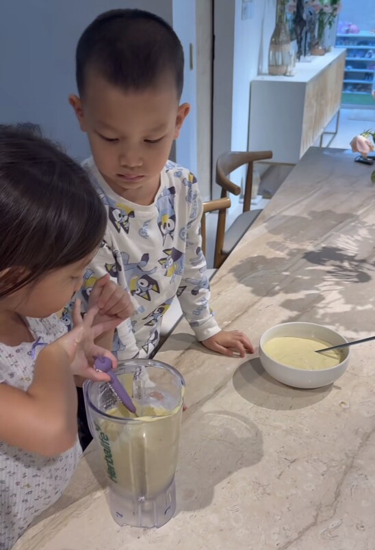 Lisa vào bếp làm bữa sáng healthy cùng mẹ