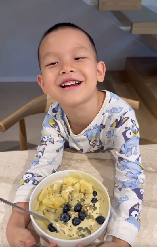 Lisa con gái Hồ Ngọc Hà vào bếp làm đồ ăn sáng cho Leon, nhìn bữa ăn hiểu ngay vì sao cặp sinh đôi chân dài ngoằng - 6