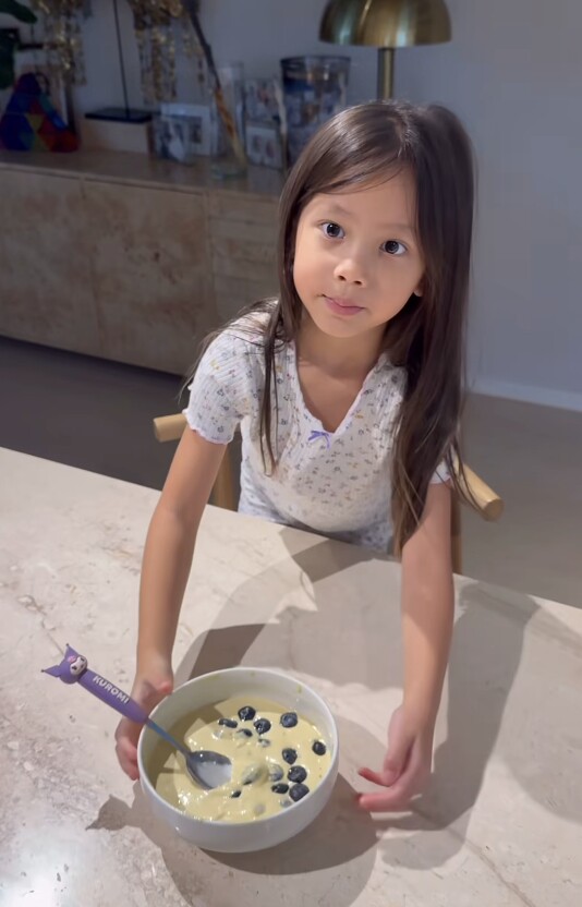 Lisa con gái Hồ Ngọc Hà vào bếp làm đồ ăn sáng cho Leon, nhìn bữa ăn hiểu ngay vì sao cặp sinh đôi chân dài ngoằng - 7