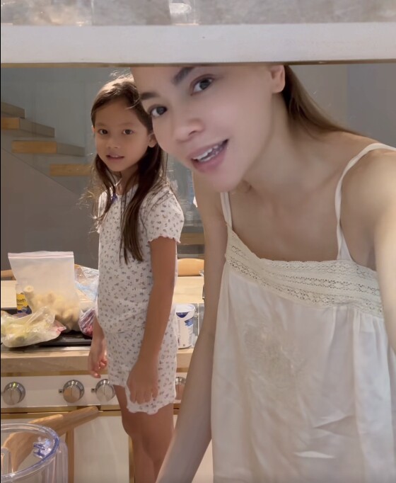 Lisa con gái Hồ Ngọc Hà vào bếp làm đồ ăn sáng cho Leon, nhìn bữa ăn hiểu ngay vì sao cặp sinh đôi chân dài ngoằng - 1