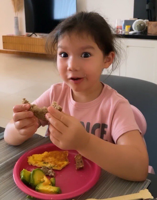 Bữa sáng của con gái siêu mẫu Hà Anh.
