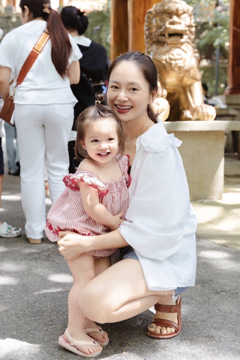 Sau ly thân, Lan Phương là người chăm sóc 2 cô con gái.