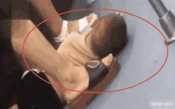 Mẹ để con trai 4 tuổi nằm trên sàn tàu điện, một hành khách bí mật gọi cảnh sát khi nhìn thấy bàn tay của đứa trẻ - 2