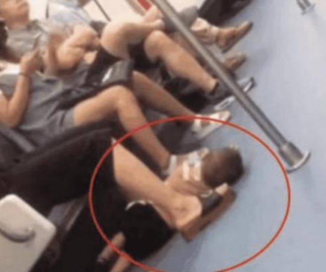 Mẹ để con trai 4 tuổi nằm trên sàn tàu điện, một hành khách bí mật gọi cảnh sát khi nhìn thấy bàn tay của đứa trẻ - 1