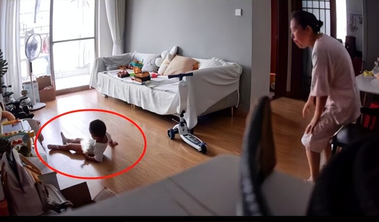 Mẹ đi làm xa gửi con 2 tuổi cho bà nội chăm, kiểm tra camera liền thất kinh khi thấy bà hành hạ cháu - 5