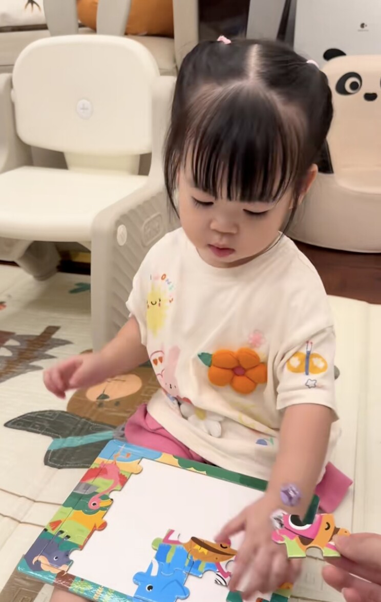 Mẹ là Hoa hậu, bố là Chủ tịch, con gái Đỗ Mỹ Linh mới 2 tuổi đã “ra dáng” tiểu thư hào môn, thông minh vượt trội - 3