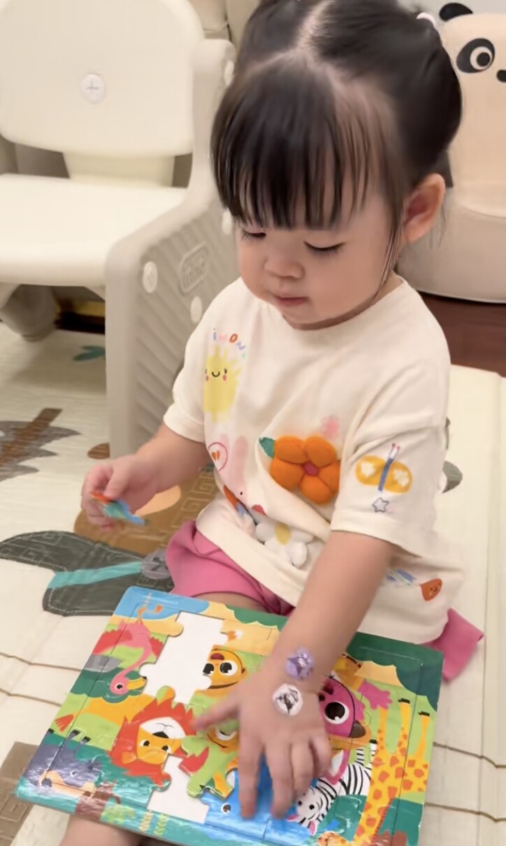 Mẹ là Hoa hậu, bố là Chủ tịch, con gái Đỗ Mỹ Linh mới 2 tuổi đã “ra dáng” tiểu thư hào môn, thông minh vượt trội - 5